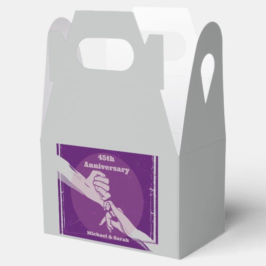 お客様の記念日ロマンチックなカップルが手を握って フェイバーボックス (オープン)