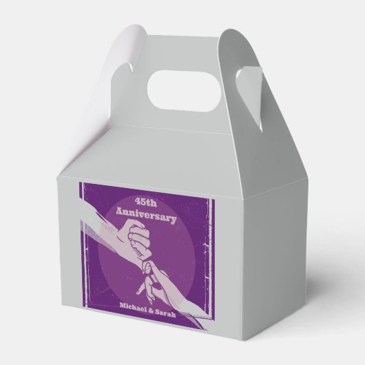 お客様の記念日ロマンチックなカップルが手を握って フェイバーボックス (正面サイド)