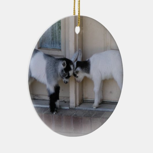 お尻はベビーのヤギのクリスマスオーナメントの先頭に立ちます セラミックオーナメント (右)