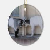 お尻はベビーのヤギのクリスマスオーナメントの先頭に立ちます セラミックオーナメント (左)