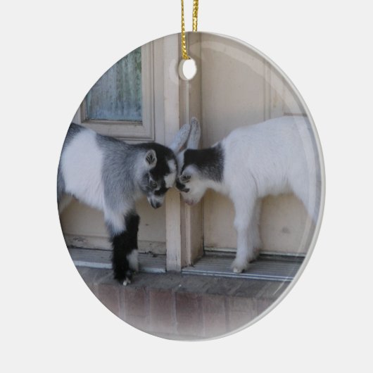 お尻はベビーのヤギのクリスマスオーナメントの先頭に立ちます セラミックオーナメント (左)