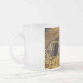 お尻を示しているベビーのコブタのMangalitsaの4台のブタ フロストグラスマグカップ (左)