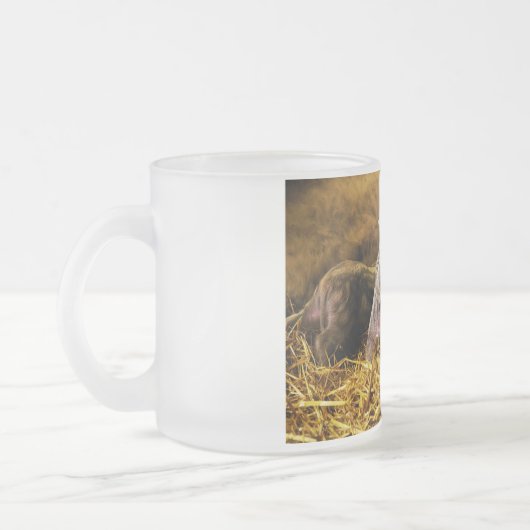 お尻を示しているベビーのコブタのMangalitsaの4台のブタ フロストグラスマグカップ (左)