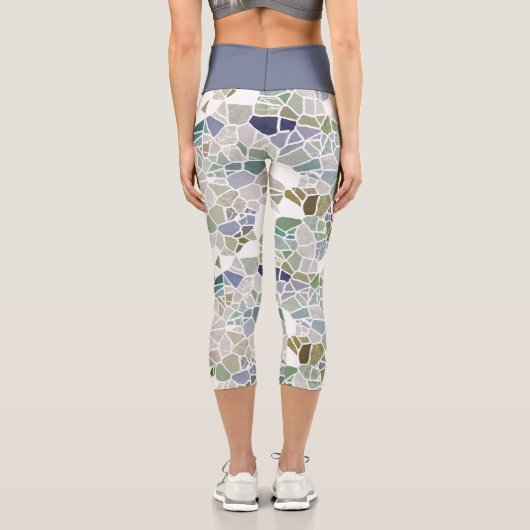 お尻ティール（緑がかった色）ブルーグレーブラックテラゾモザイクアートプリント カプリレギンス (裏面)