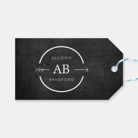 お尻&エッジモノグラムの黒い木に矢印を付けたロゴ ギフトタグ (正面(横))