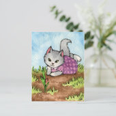お庭が広がるのを待つ – かわいい猫アート ポストカード (スタンド正面)