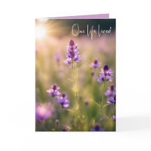 お悔やみの紫の野の花 