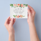 お手頃なコーラル ピンクの花のSave the Date招待状 チラシ (手)
