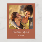 お手頃なテラコッタの写真付きウェディング招待状 (裏面)