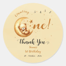 お月様で眠るかわいい赤ちゃんクマの1歳誕生日