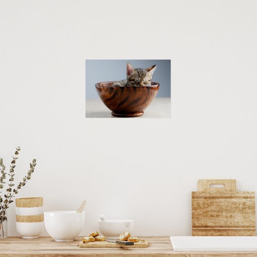 お椀に寝る子猫 ポスター (キッチン)