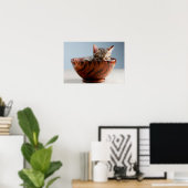 お椀に寝る子猫 ポスター (ホームオフィス)