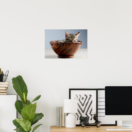 お椀に寝る子猫 ポスター (ホームオフィス)