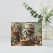 お椀魅力的をかき混ぜるかわいいラクーンのシェフ シーズンポストカード (スタンド正面)