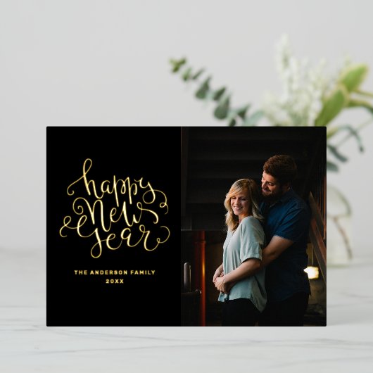 お正月おめでとうございます。エレガントな黒金スクリプトの写真 箔シーズンカード (立ち正面)