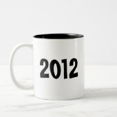 お正月のシャンパンと火が燃えるマグカップ ツートーンマグカップ (左)