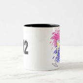 お正月のシャンパンと火が燃えるマグカップ ツートーンマグカップ (中央)