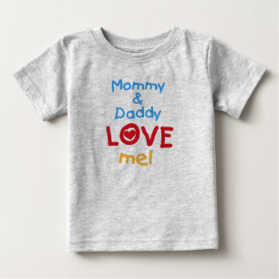 お母さんおよびお父さんは私を愛します ベビーTシャツ