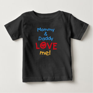 お母さんおよびお父さんは私を愛します ベビーTシャツ