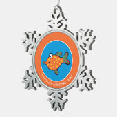 お母さんおよびベビーの魚のキス スノーフレークピューターオーナメント (右)