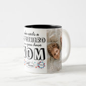 お母さんがいるときにスーパーヒーローが必要な人 ツートーンマグカップ (正面右)