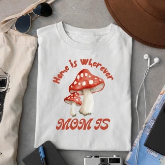 お母さんがいる場所がホーム Tシャツ