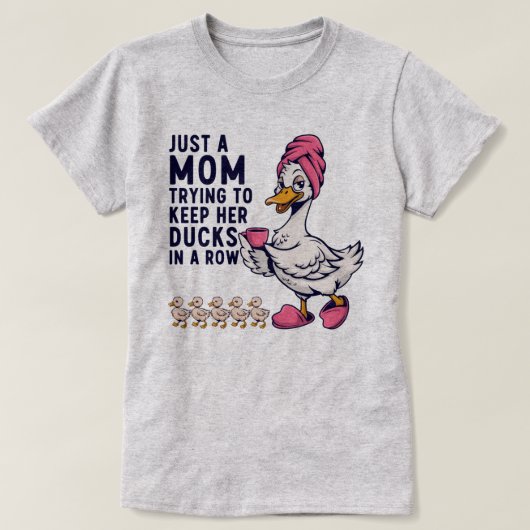 お母さんがアヒルを列に並べようとするユーモアTシャツ Tシャツ (デザイン正面)