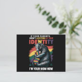 お母さんが抱き締めたLGBTQ ポストカード (スタンド正面)