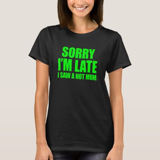 お母さんに会って遅くなってごめんなさい Tシャツ (正面)
