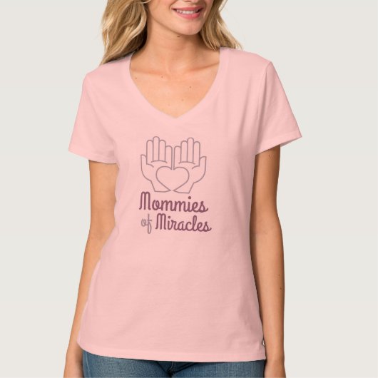 お母さんのラベンダーのロゴのVティー Tシャツ (正面)