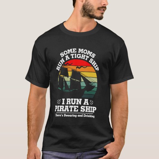 お母さんの中には厳しい人もいるけど私は海賊船を操縦しているわ Tシャツ (正面)