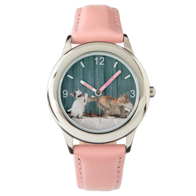 お母さんの尻尾を追いかけるかわいい子おもしろいネコの写真 –  腕時計 (正面)