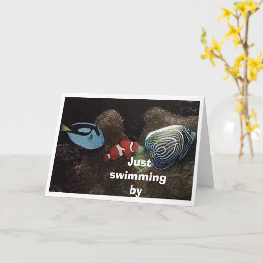 お母さんの日と幸せな母の日を言うために泳ぐ魚 カード (黄色い花)