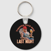 お母さんの関税おもしろいダディトランプミーム キーホルダー (正面)