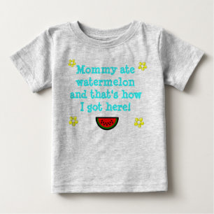 お母さんはスイカの幼児眠る人のTシャツを食べました ベビーTシャツ