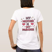 "お母さんは私のパラダイス" 胸に着用する  Tシャツ (裏面)
