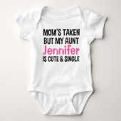 お母さんは連れ去られたけど叔母は可愛くて独身の ベビーボディスーツ (正面)