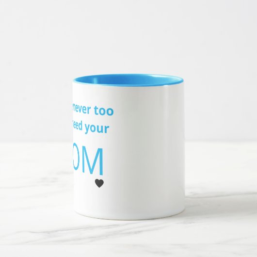 お母さんへの贈り物を必要とするのは年をとりすぎたことはない マグカップ (中央)