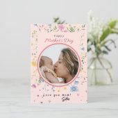 お母さんへ　最初の母の日おめでとう　かわいい現代的な花の写真 シーズンカード (スタンド正面)