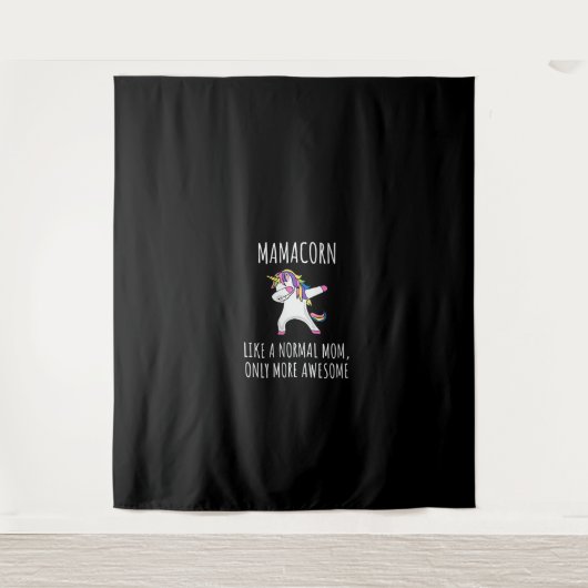 お母さんみたいな女の子が暴れ素晴らしる タペストリー (正面)