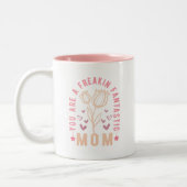 お母さん今日は絶品おもしろいの母親だ ツートーンマグカップ (左)