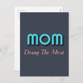 お母さん最も多くを行う – おもしろいお母さん引用文 シーズンポストカード (正面/裏面)