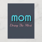 お母さん最も多くを行う – おもしろいお母さん引用文 シーズンポストカード (正面)