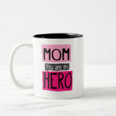 お母さん私の英雄のグラフィックのマグです ツートーンマグカップ (左)