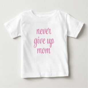 お母さん絶対に与えカスタマイズ可能な文字キュートおもしろい ベビーTシャツ