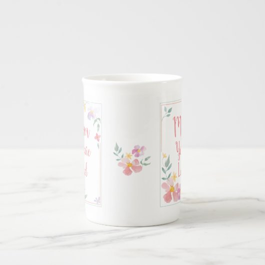 お母さん(カスタマイズ可能な)、花のギフトのマグ愛されます ボーンチャイナマグカップ (正面)
