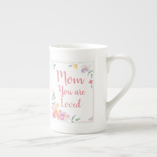 お母さん(カスタマイズ可能な)、花のギフトのマグ愛されます ボーンチャイナマグカップ (右)