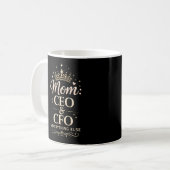 お母さんCEO & CFO Tシャツ - 面白い母の日ギフト コーヒーマグカップ (正面左)