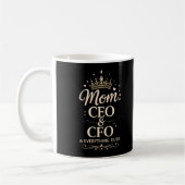 お母さんCEO & CFO Tシャツ - 面白い母の日ギフト コーヒーマグカップ (左)