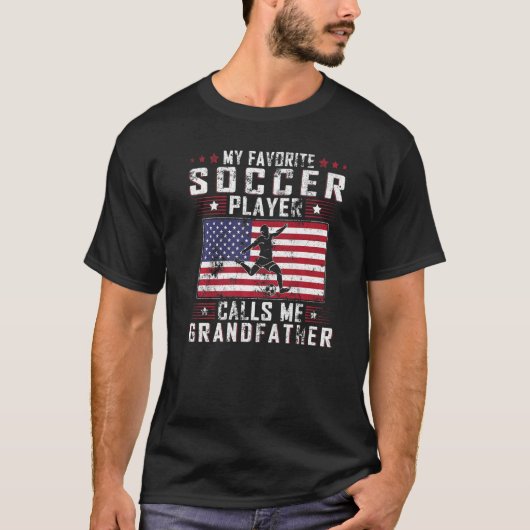 お気に入りのサッカー選手がおじいちゃんと呼ぶ Men's Tシャツ (正面)